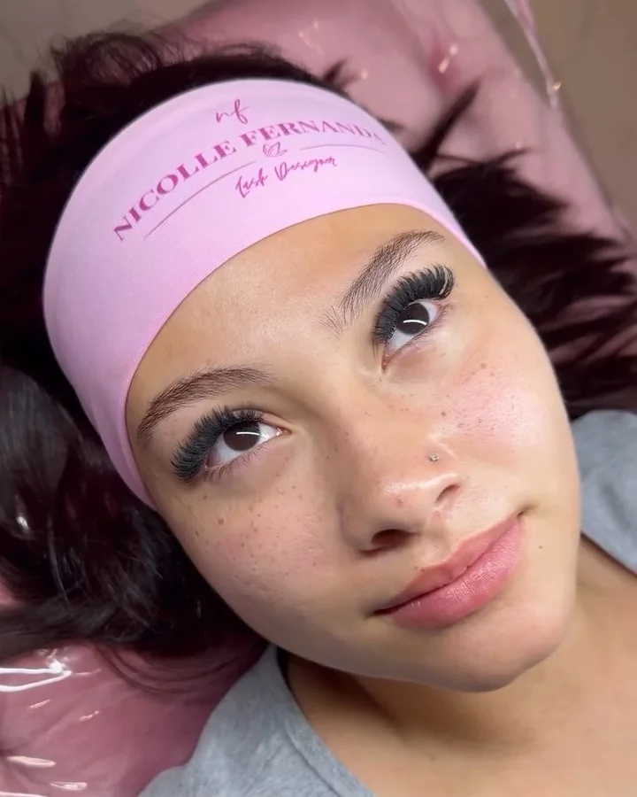 Extensão de cílios Efeito Whispy, Nicolle Fernanda